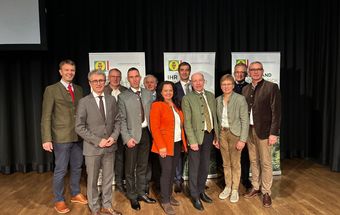 v.l.: GF DI (FH) Andreas Hofbauer, DI Dr. Peter Mayer, Fö. Ing. Martin Exenberger, Mag. Matthias Granitzer, Johann Maier, ÖR LKR Johanna Haider, LKR Franz Kepplinger, Präsident OÖ Landtag Max Hiegelsberger, LK OÖ Vizepräsidentin Rosemarie Ferstl, Mag. Karl Dietachmair, LK OÖ Präsident Franz Waldenberger